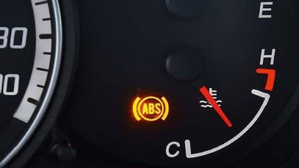 إضاءة علامة ABS في السيارة